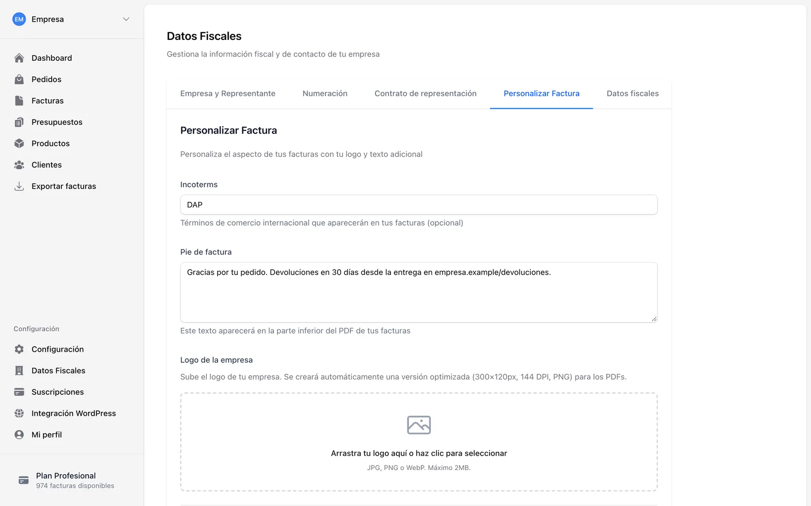 Pestaña «Personalizar factura» con los incoterms, el pie de factura y la subida del logo.
