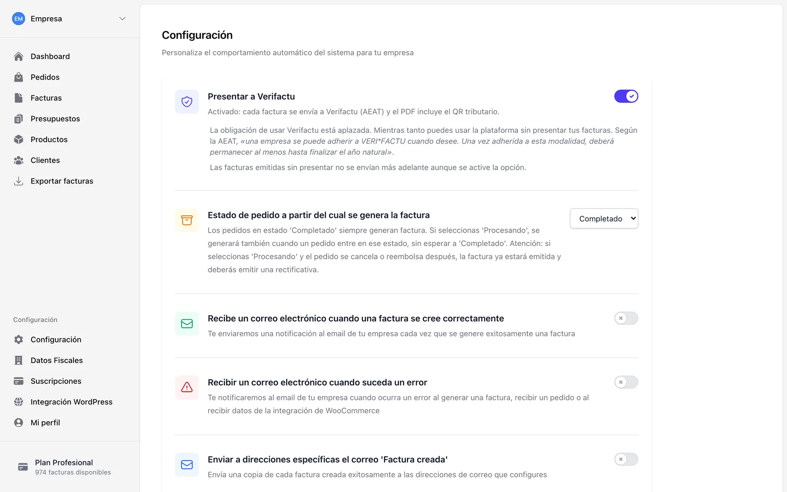 Configuración de la empresa con el interruptor para presentar a Verifactu y los avisos por email.