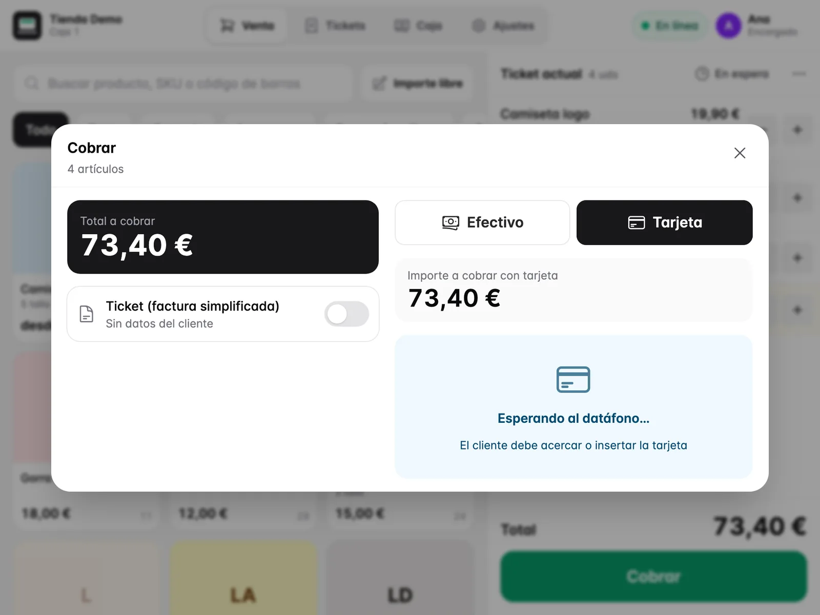 Cobro con tarjeta esperando a que el cliente acerque la tarjeta al datáfono.