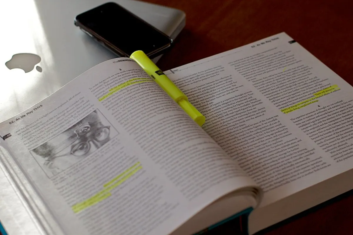 Libro abierto con un subrayador sobre la mesa