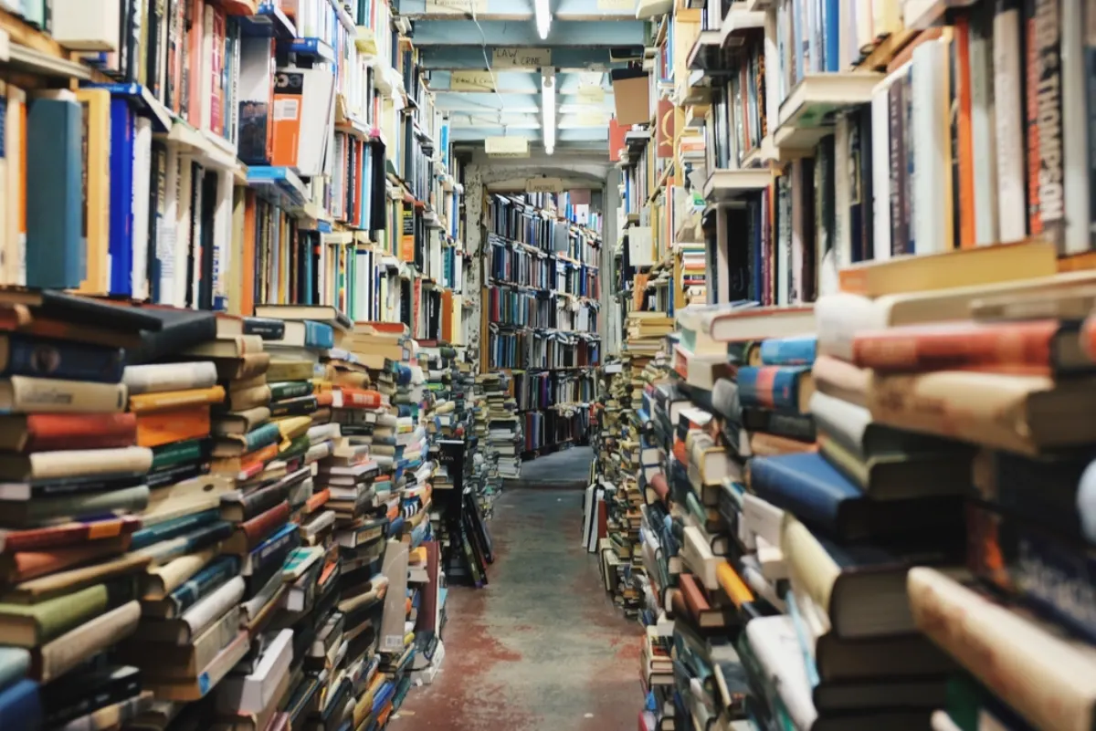 Pasillo de una librería con estanterías llenas de libros