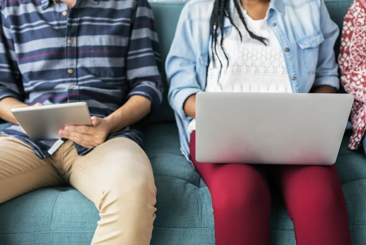Alumnos con portátil y tablet siguiendo una formación