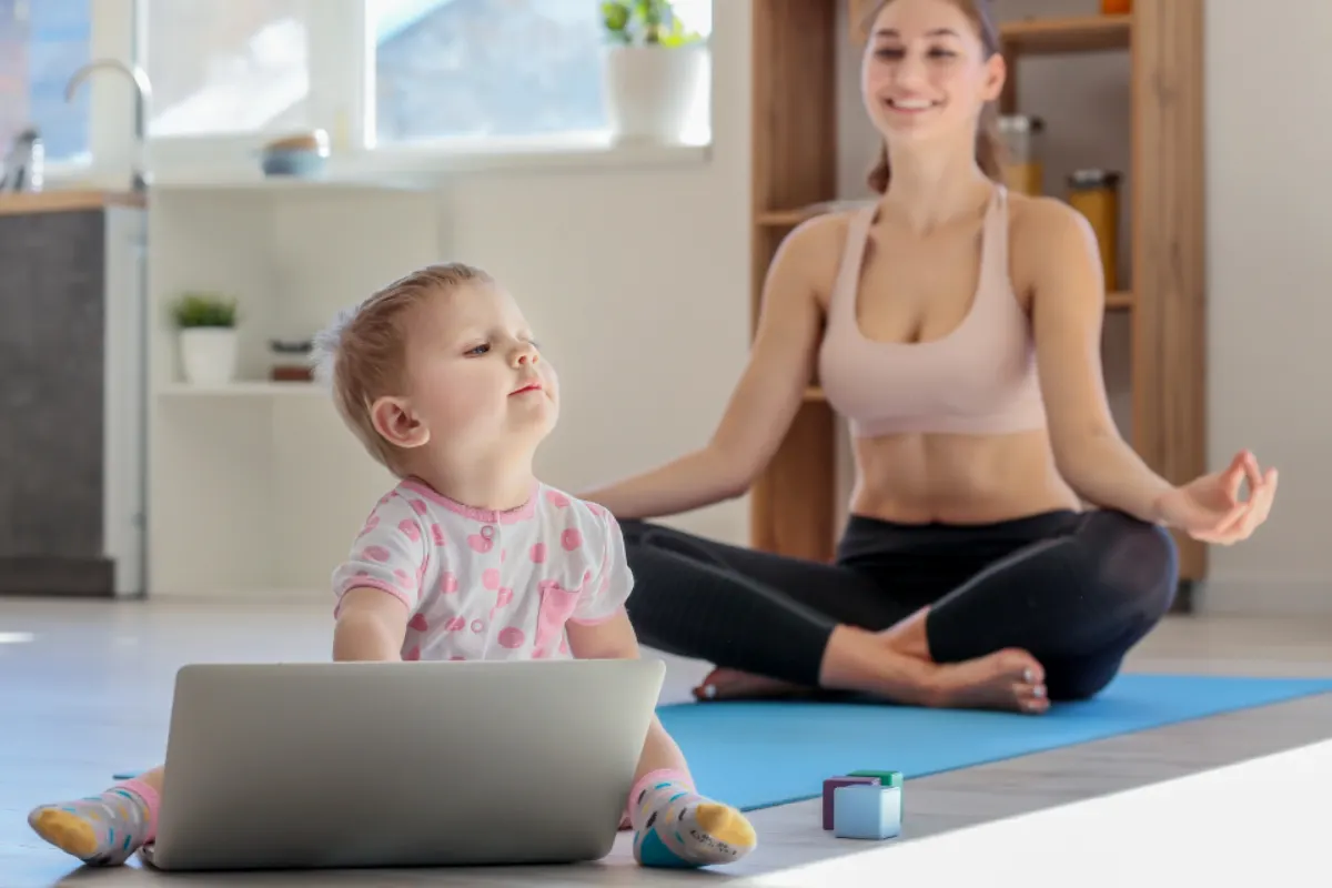 Profesora de yoga dando una clase online frente al portátil