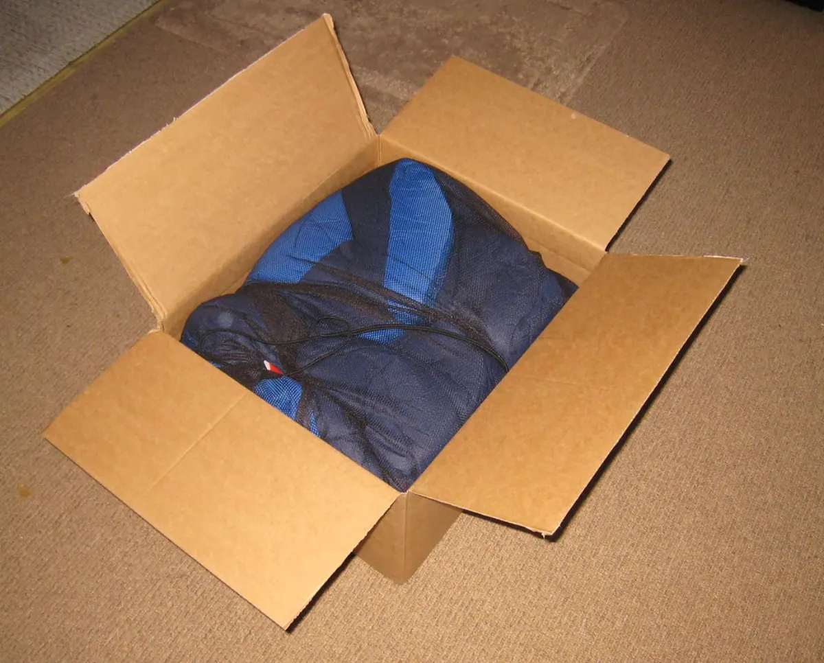 Caja de cartón abierta con un pedido de suscripción