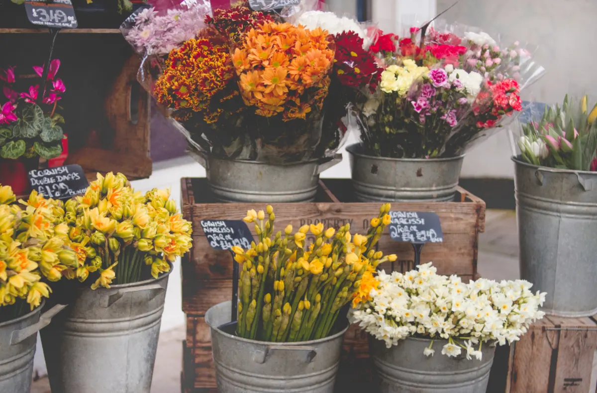 Cubos con ramos de flores frescas preparados para enviar