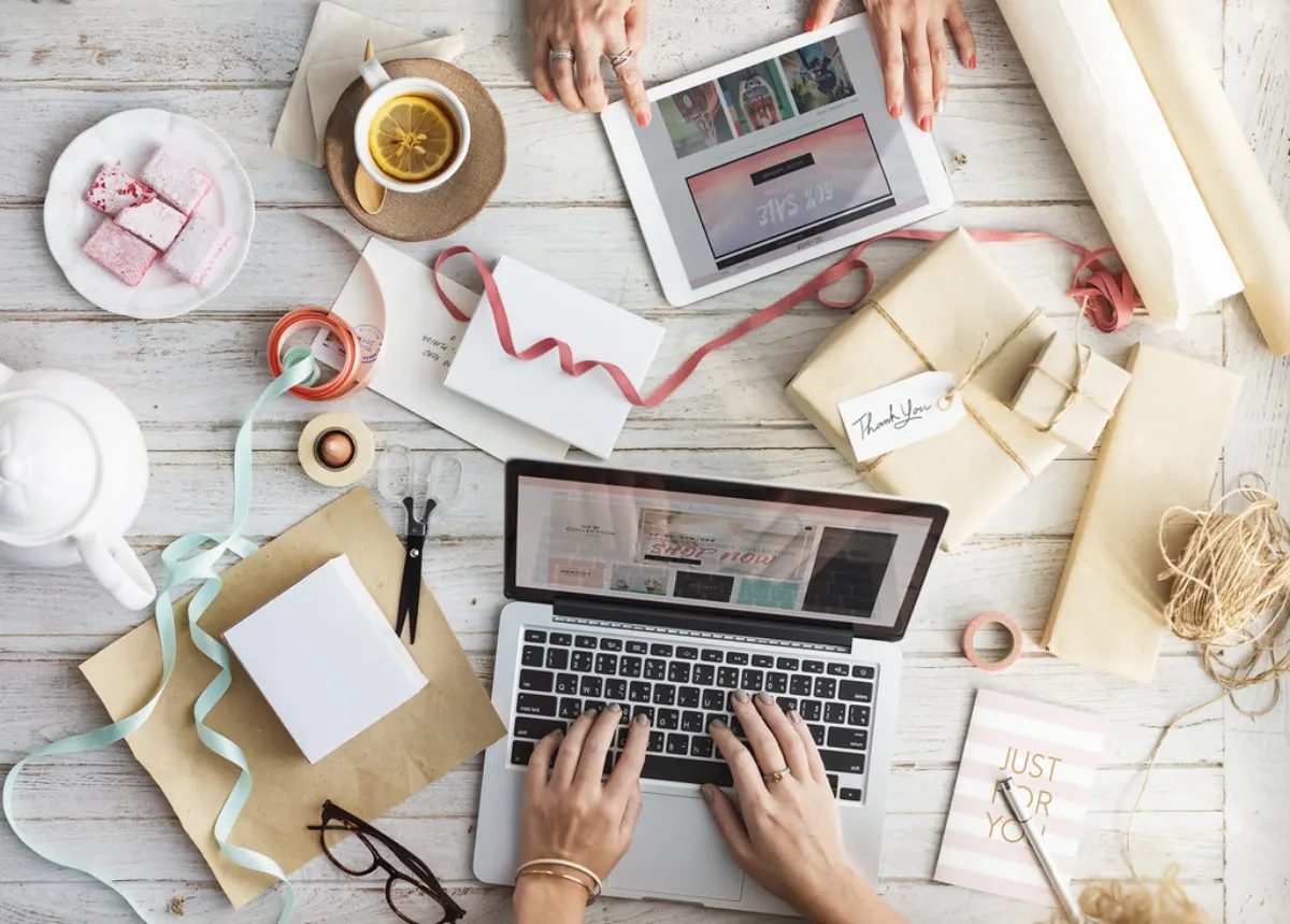 Mesa con paquetes preparados para enviar junto a un portátil con la tienda online